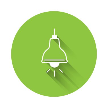 Beyaz Lamba asılı ikonu uzun gölge arkaplan izole. Tavan lambası ampulü. Yeşil daire düğmesi. Vektör.