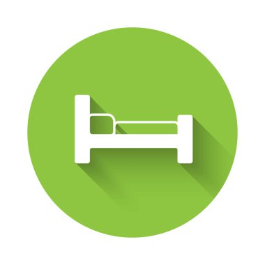 Beyaz yatak simgesi uzun gölge arkaplanı ile izole edilmiş. Yeşil daire düğmesi. Vektör.