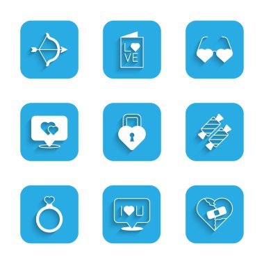 Castle 'ı kalp şeklinde bir konuşma balonu şeklinde ayarla. Seni seviyorum. Kırık ya da boşanmış, kalp şeklinde gözlük ve ok ikonuyla Candy Nikah yüzüklerini yerleştir. Vektör.