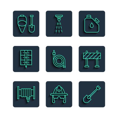 Yangın hortumu makarası, itfaiyeci miğferi, yakıt bidonu tahliye planı, kova ve yol bariyeri ikonu ayarlayın. Vektör.