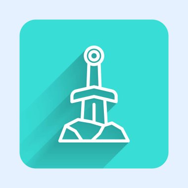 Taş ikonundaki beyaz çizgili kılıç uzun gölge arkaplanlı izole edilmiş. Taştaki kılıç Excalibur, Arthur efsanelerinden. Yeşil kare düğmesi. Vektör.