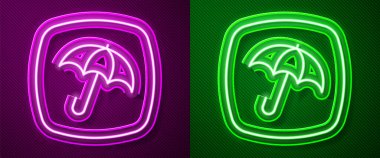 Parlayan neon hattı Umbrella simgesi mor ve yeşil arkaplanda izole edildi. Sigorta konsepti. Su geçirmez ikon. Koruma, güvenlik, güvenlik kavramı. Vektör.
