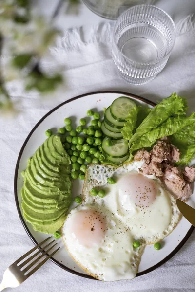 健康早餐 配上煎蛋 罐装金枪鱼和莴苣 — 图库照片