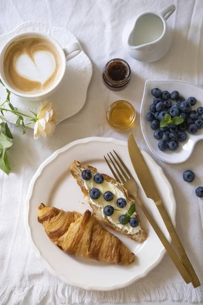 Romantisch Frans Ontbijt Met Croissant Bosbessen Latte Koffie — Stockfoto