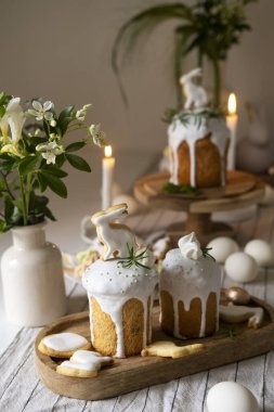 Geleneksel Paskalya ekmeği, tavşan kurabiyesi ve yumurta. Şenlikli bahar masası