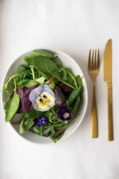 Groene Salade Met Eetbare Vioolbloemen Een Witte Kom Stockfoto