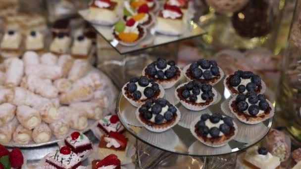Красиві Солодощі Десерти Фруктами Цукерки Барі Тло — стокове відео