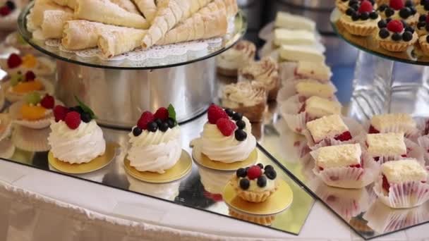 Sweets Desserts Cupcakes Met Fruit Candy Bar Achtergrond — Stockvideo