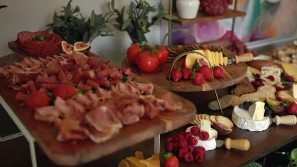 Enorme Surtido Varios Sabrosos Apetitos Griegos Franceses Italianos Queso Carne — Vídeos de Stock