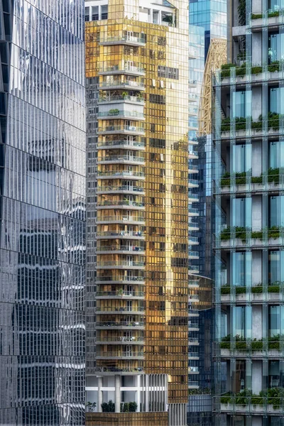 Высокий Золотистый Небоскреб Балконами Деловом Районе Сингапура — стоковое фото