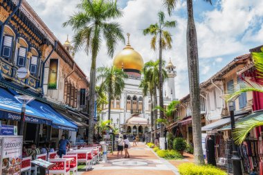 Sultan Camii manzarası ve Muscat Caddesi 'ndeki çeşitli restoranlar. Singapur 'daki ünlü milli anıt. 8 Ekim 2022 'de çekildi.