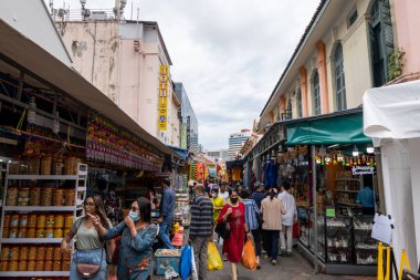 Sokak boyunca çeşitli mağazaları ve dükkanları olan küçük Hindistan Çarşı Pazarı. 8 Ekim 2022 'de Küçük Hindistan Singapur' da çekildi.