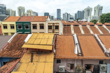 Sarı çatılı küçük Hindistan tepeden görünüyor. 8 Ekim 2022 'de Singapur' da çekildi.