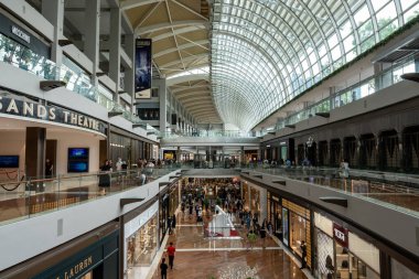 Singapur 'daki Marina Körfezi' ndeki alışveriş merkezlerinde çeşitli mağazalar ve dükkanlar. 8 Ekim 2022 'de çekildi.