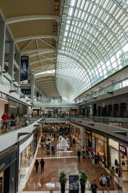 Singapur 'daki Marina Körfezi' ndeki alışveriş merkezlerinde çeşitli mağazalar ve dükkanlar. 8 Ekim 2022 'de çekildi.