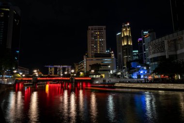 Singapur nehri gece manzarası, çeşitli binalar ve Marina Körfezi kumları. 9 Ekim 2022 'de Singapur' da çekildi.
