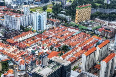 Singapur Çin Mahallesi yukarıdan izleniyor. İkonik turuncu renkli çatıları var. 10 Ekim 2022 'de çekildi.