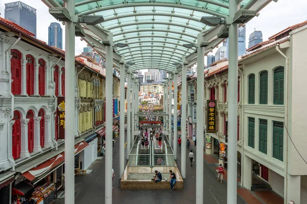 2022年10月10日にシンガポールの中華街に様々な店舗やレストランがあるパゴダ通り — ストック写真