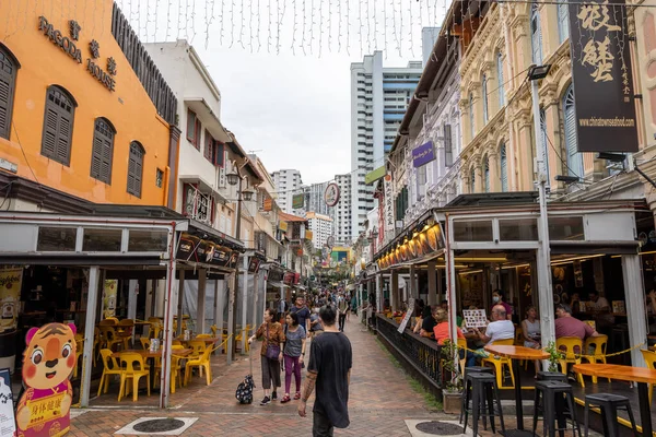 2022年10月10日にシンガポールの中華街に様々な店舗やレストランがあるパゴダ通り — ストック写真