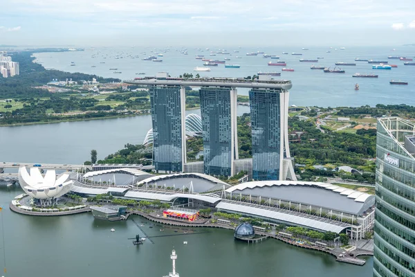 近くの高層ビルの上からマリーナベイサンズホテルの景色 シンガポールの有名な象徴的なランドマーク 2022年10月10日撮影 — ストック写真
