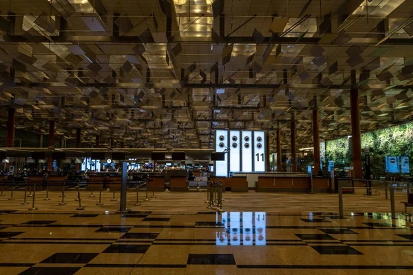 Терминал Сингапурского Аэропорта Чанги Выглядит Ночью Культовой Архитектурой Потолка Сделано — стоковое фото