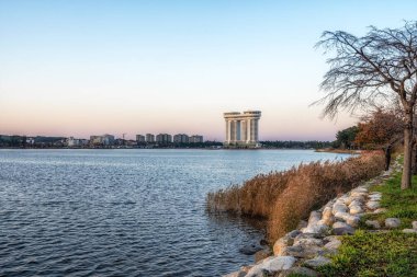 Gyeongpoho göl parkı sonbahar sezonunda gün batımı saatlerinde alındı. Gangneung, Güney Kore 'nin ünlü simgesi.