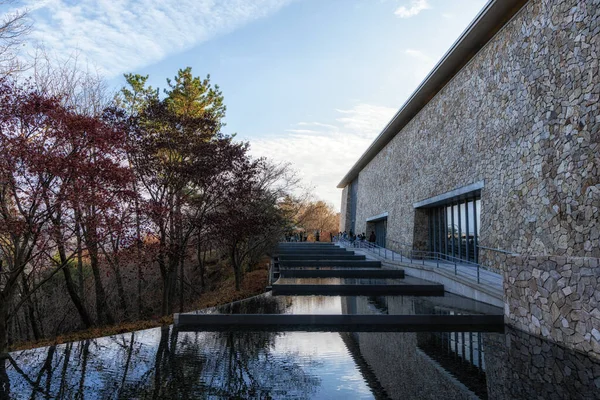 Маленькие Пруды Отражение Здания Музея Сан Снято Вонджу Южная Корея Лицензионные Стоковые Изображения