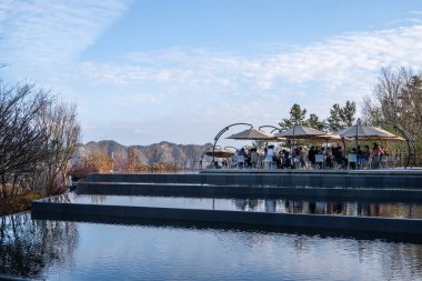 Uzakta dağ tepeleri olan San Cafe Müzesi manzaralı. Wonju, Güney Kore 'de 20 Kasım 2022' de çekildi.