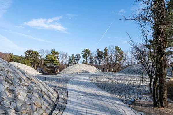 韩国元州三石公园博物馆里的各种岩石丘陵 2022年11月20日 — 图库照片