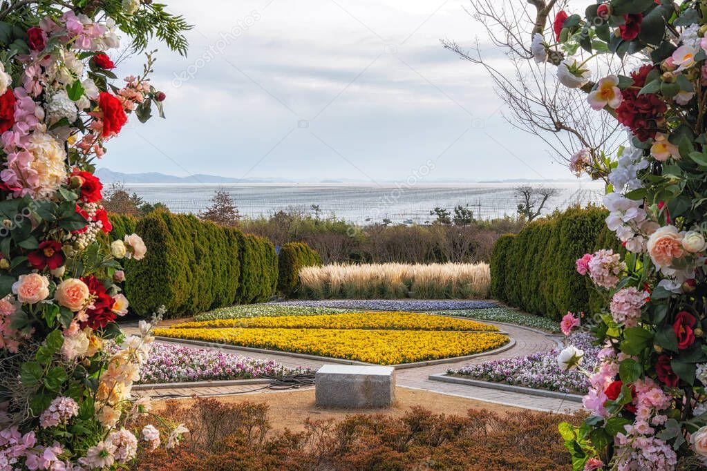Cheonsaseom Bonsai Park Vista de la plaza principal con varios arbustos