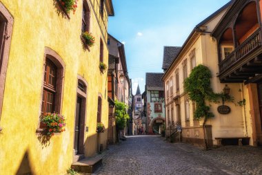 Riquewihr tarihi kasabası. Dar kaldırım taşlı cadde boyunca yarı ahşap evler. Riquewihr, Fransa 'da çekildi.