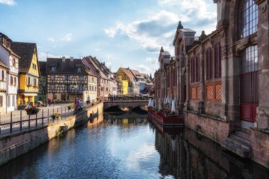 La petite venise kanal suyu ve Marche couvert pazarı yaz mevsiminde turistlerle meşgul. Colmar, Fransa 'da çekildi.