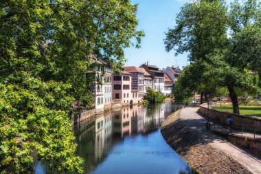 Fransa 'nın Strazburg kentindeki küçük Fransa Kanalı' nın ünlü turistik cazibesi. 12 Haziran 2023 'te çekildi.