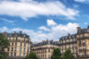 Paris tarzı balkonlu ve pencereli bir daire. Paris, Fransa 'daki Notre Dame Katedrali yakınlarında çekildi.