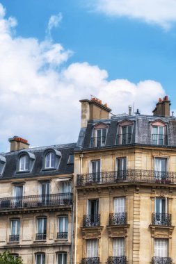 Paris tarzı balkonlu ve pencereli bir daire. Paris, Fransa 'daki Notre Dame Katedrali yakınlarında çekildi.