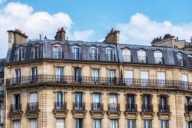 Paris tarzı balkonlu ve pencereli bir daire. Paris, Fransa 'daki Notre Dame Katedrali yakınlarında çekildi.