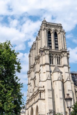 Ünlü Notre Dame Katedrali Paris manzaralı ana cephe. Paris, Fransa 'daki ünlü Katolik katedrali.