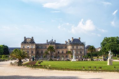 Uzakta çeşitli heykellerle lüks bir sarayın manzarası. Fransa, Paris 'in ünlü simgesi.