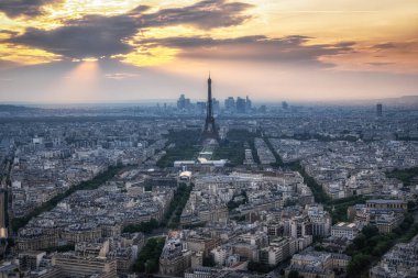 Paris 'in panoramik günbatımı manzarası ve Eiffle Kulesi' nin uzaktan görüntüsü. Montparnasse 'ın tepesinden ünlü manzara.