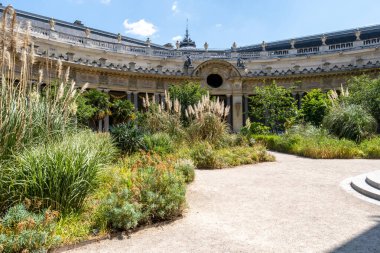 Paris 'teki Petit Palais büyük sarayın karşısındaki ünlü sanat müzesi. Yazın merkez avlu bahçesi manzarası. Paris, Fransa