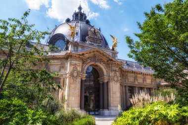 Paris 'teki Petit Palais büyük sarayın karşısındaki ünlü sanat müzesi. Yazın merkez avlu bahçesi manzarası. Paris, Fransa