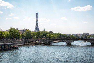 Eiffel Kulesi ve Seine Nehri üzerindeki Invalides Köprüsü manzarası. Pont Alexandre III, Paris, Fransa 'dan alındı..
