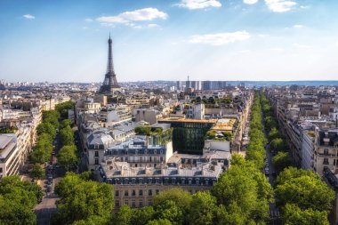 Eiffel Kulesi Zafer Takı 'nın tepesinden görüldü. Fransa, Paris 'in ünlü simgesi..