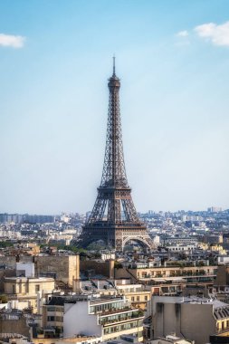 Eiffel Kulesi Zafer Takı 'nın tepesinden görüldü. Fransa, Paris 'in ünlü simgesi..