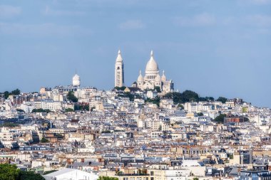 Sacre Coeur Zafer Takı 'nın tepesinden izlendi. Montmartre 'nin ünlü manzarası Paris, Fransa.