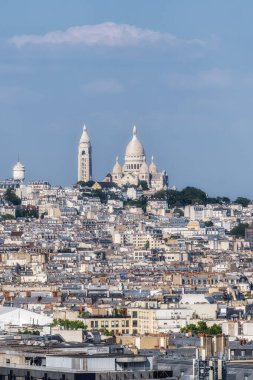 Sacre Coeur Zafer Takı 'nın tepesinden izlendi. Montmartre 'nin ünlü manzarası Paris, Fransa.
