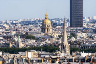 Zafer Takı 'nın tepesinden Invalides Oteli manzarası. Paris, Fransa 'da altın renkli kubbesi olan ünlü bir yer..