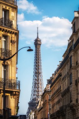 Paris, Fransa 'daki Kleber Bulvarı' ndan Eyfel kulesi manzarası. Yazın çekilmiş..
