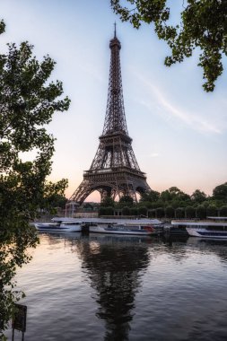 Paris, Fransa 'da Seine Nehri yakınlarındaki Eyfel Kulesi. Paris 'in ünlü simgesi.