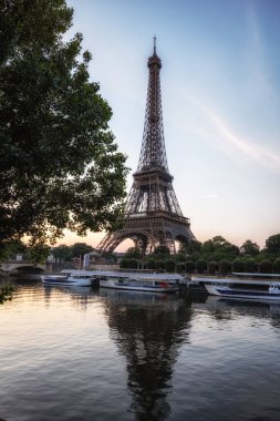 Paris, Fransa 'da Seine Nehri yakınlarındaki Eyfel Kulesi. Paris 'in ünlü simgesi.